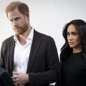 Meghan Markle raggiunge Harry in Gb, ma non apparirà in pubblico: la decisione Meghan Markle raggiunge Harry in Gb, ma non apparirà in pubblico: la decisione