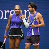 Alcaraz show al ritorno in campo con Serena Williams: super debutto per la coppia da sogno, poi il ko contro Cobolli