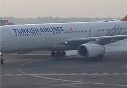 Aereo prende fuoco dopo atterraggio a Kathmandu in Nepal