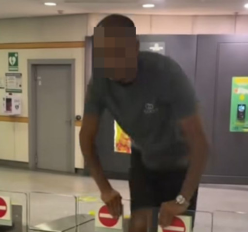 Salta i tornelli della metro e invita i follower a farlo: avviso orale del Questore all'influencer Salta i tornelli della metro e invita i follower a farlo: avviso orale del Questore all'influencer