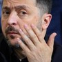 Ucraina, la minaccia di Zelensky: "I cieli della Russia non sono più sicuri". Putin: "Terrorista"