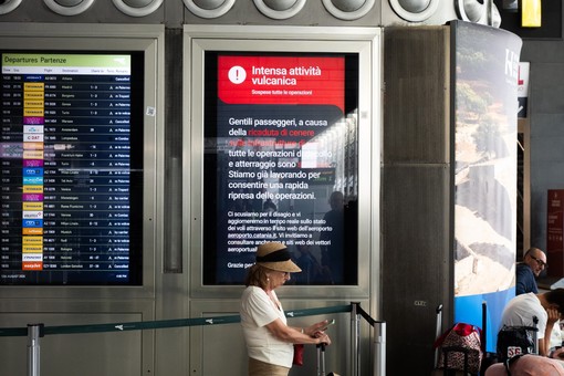 Cenere lavica dell’Etna, stop voli all’aeroporto di Catania fino alle 12 di domani