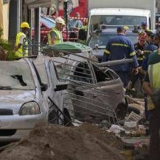 Grecia, crolla palazzina ad Atene: 6 dispersi tra cui 4 turisti