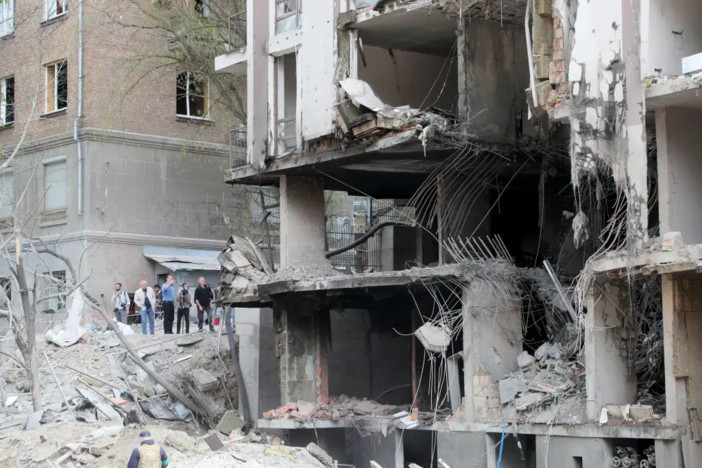 Ucraina, attacco russo nella notte, almeno due morti. Allarme in Polonia