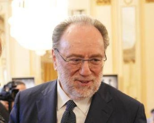 Riccardo Chailly, condizioni stabili per il direttore d’orchestra dopo il malore alla Scala Riccardo Chailly, condizioni stabili per il direttore d’orchestra dopo il malore alla Scala