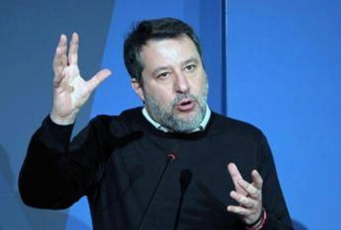 Salvini contro il kit di sopravvivenza Ue: &quot;L'emergenza da fermare è l'invasione islamica&quot;