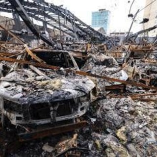 Iran, Trump minaccia nuovi attacchi su ponti e centrali. Teheran: "Abbattuto F-35 Usa, morto il pilota" - Diretta