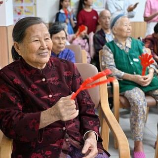 Cina, oltre un milione di anziani beneficiano di sussidi per l’assistenza