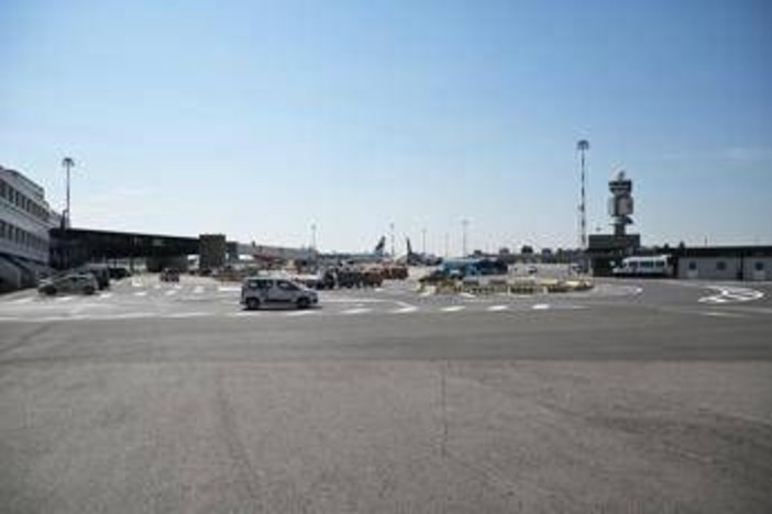 Principio d'incendio su volo Easyjet a Malpensa, passeggeri evacuati e scalo chiuso per un'ora Principio d'incendio su volo Easyjet a Malpensa, passeggeri evacuati e scalo chiuso per un'ora