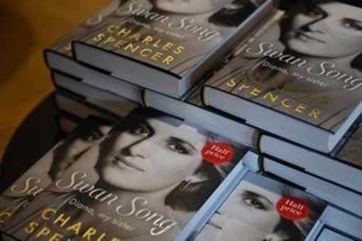Il conte Spencer e il libro su Lady D: "Ho detto a tutti che presto sarebbe esplosa una bomba" Il conte Spencer e il libro su Lady D: "Ho detto a tutti che presto sarebbe esplosa una bomba"