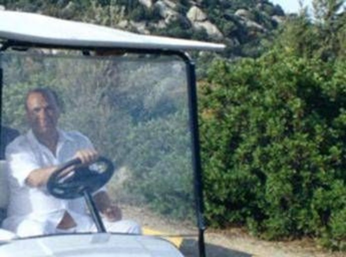 Berlusconi, figli e amici storici arrivati in Sardegna: pranzo di famiglia a Villa Certosa in ricordo del Cav