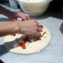 Cambiano le ordinazioni e le pizze arrivano in ritardo, titolare preso a schiaffi a Correggio