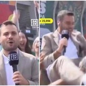 Mondiali, tifosi del Messico fanno 'volare' giornalista Dazn Mondiali, tifosi del Messico fanno 'volare' giornalista Dazn