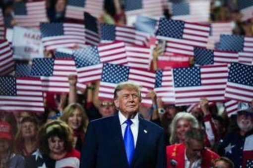 Trump, comizio show di due ore a Dallas: "5mila dollari a ogni americano se i Repubblicani vincono i midterm" Trump, comizio show di due ore a Dallas: "5mila dollari a ogni americano se i Repubblicani vincono i midterm"