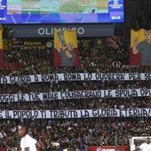 L’Olimpico celebra Mourinho: cori, striscioni e lui manda un bacio alla Curva Sud L’Olimpico celebra Mourinho: cori, striscioni e lui manda un bacio alla Curva Sud