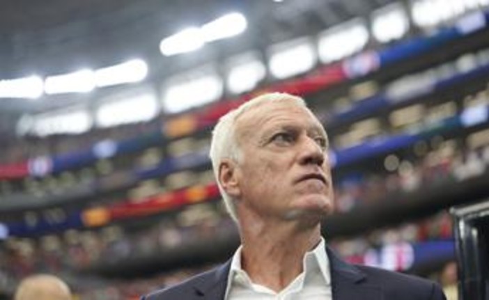 Deschamps attacca l'arbitro dopo l'eliminazione della Francia: "Per voi è al livello di una semifinale dei Mondiali?"