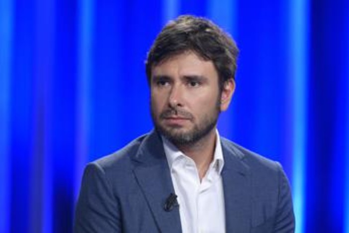 Di Battista ricoverato a Cuba, le reazioni. Da Crosetto a Mannoia: "Forza Ale"