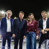 Il dibattito con Schlein, Conte, Bonelli e Fratoianni parte con una foto e la promessa: "Con noi al governo riconoscimento Palestina" Il dibattito con Schlein, Conte, Bonelli e Fratoianni parte con una foto e la promessa: "Con noi al governo riconoscimento Palestina"