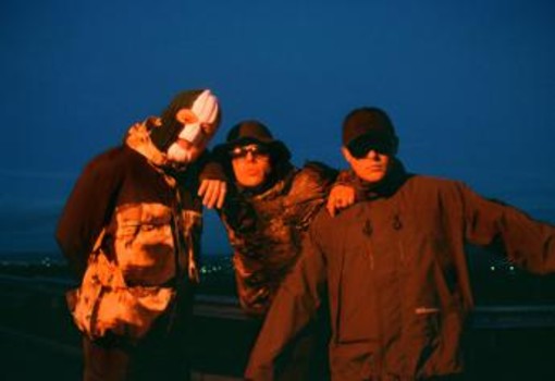 Kneecap: "Musica e politica sono inseparabili. E non cambieremo lingua per piacere a tutti" Kneecap: "Musica e politica sono inseparabili. E non cambieremo lingua per piacere a tutti"