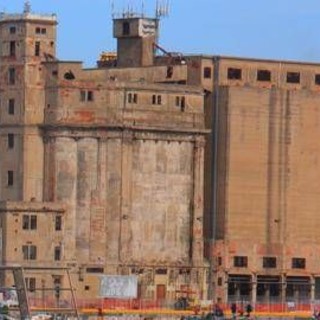 Livorno, allarme bomba su traghetto: scatta maxi emergenza in porto
