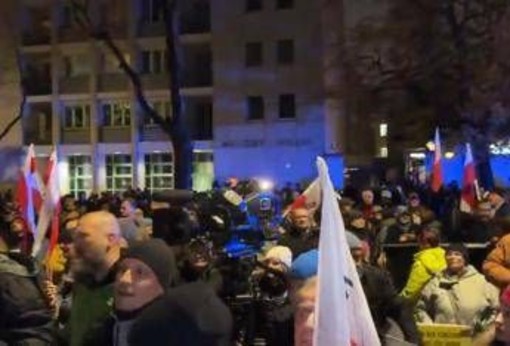Polonia, sospeso presidente della Corte Costituzionale: polizia schierata attorno all'edificio