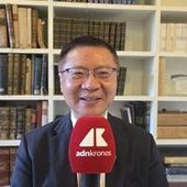 Zhang Weiwei sorride e affonda l’Europa: “Leadership debole, dipendenza dagli Usa e paura irrazionale della Russia”