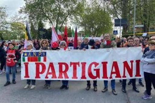 25 aprile, cortei in tutta Italia: momenti di tensione a Roma - Diretta