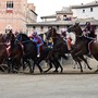 Palio di Siena, oggi la corsa dopo il rinvio: tutte le tappe della giornata, dalla pista alla 'conchiglia'