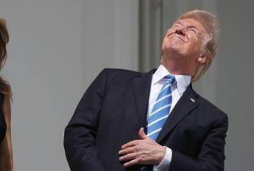 Trump, faccia a faccia con l'eclissi: occhi puntati al sole e niente occhiali