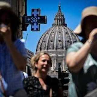 Caldo rovente sull'Italia, oggi allerta arancione in 14 città. Domani i primi 4 bollini rossi