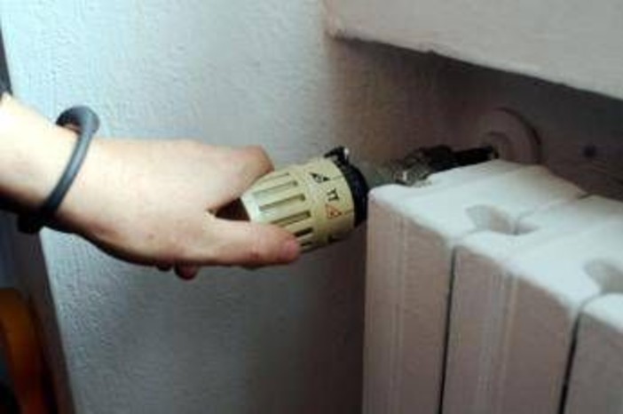 Termosifoni, come fare per risparmiare? Il gesto che 'aiuta' la bolletta