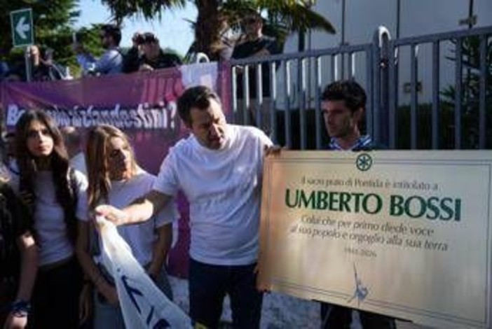 Pontida, Lega intitola pratone a Bossi. Salvini accolto da ovazione: "Si vince uniti" Pontida, Lega intitola pratone a Bossi. Salvini accolto da ovazione: "Si vince uniti"