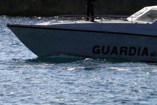 Bimba si tuffa da catamarano e si ferisce alla testa, salvata nelle acque davanti a Palmarola Bimba si tuffa da catamarano e si ferisce alla testa, salvata nelle acque davanti a Palmarola