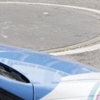 Bologna, uomo ammanettato muore durante intervento polizia Bologna, uomo ammanettato muore durante intervento polizia