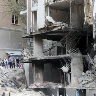 Ucraina, attacco russo nella notte, almeno due morti. Allarme in Polonia