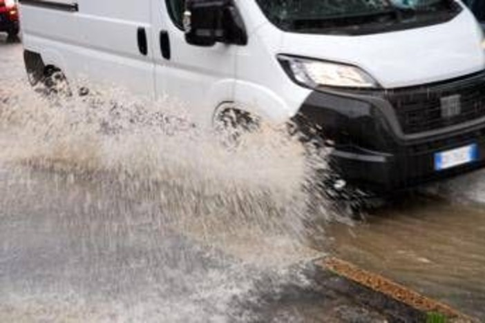 Nubifragio su Roma, strade allagate e traffico in tilt: giornata da incubo