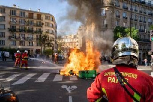 Proteste degli studenti in Francia, 15enne perde una mano Proteste degli studenti in Francia, 15enne perde una mano