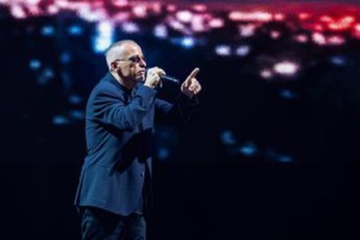 Eros Ramazzotti stop al tour, operato alle corde vocali: "Dovremo aspettare il 2027"