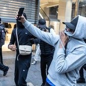 Guerriglia a Milano, chi sono i ragazzi della generazione Selfie: TikTok, rabbia e voglia di apparire Guerriglia a Milano, chi sono i ragazzi della generazione Selfie: TikTok, rabbia e voglia di apparire