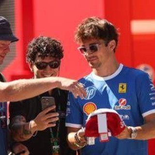 Gp Monza, Leclerc gira per il circuito... in bicicletta: il boato dei tifosi della Ferrari