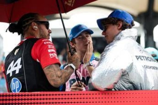 Formula 1, rinviata la partenza del Gp del Bahrain: cos'è successo Formula 1, rinviata la partenza del Gp del Bahrain: cos'è successo
