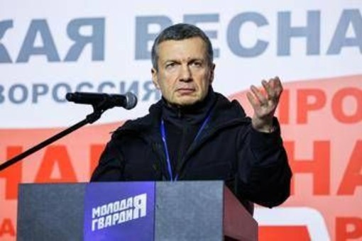 "Meloni vergogna della razza umana": l'attacco della tv russa in italiano. Farnesina convoca l'ambasciatore