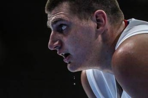 Nba, Jokic stop per infortunio al ginocchio: fermo un mese