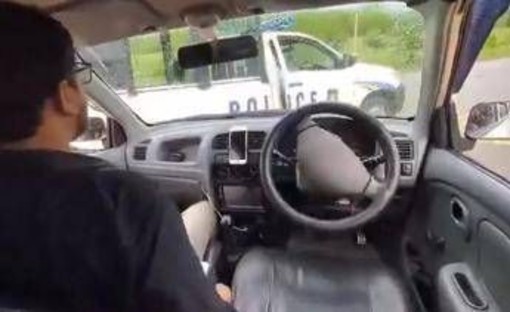 Auto a guida autonoma impazzisce e centra la polizia: "È stato un guasto tecnico" Auto a guida autonoma impazzisce e centra la polizia: "È stato un guasto tecnico"