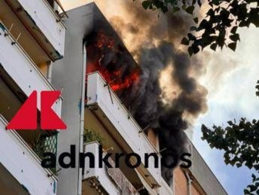 Roma, violento incendio in un palazzo: salvate tre persone, non si trova inquilino Roma, violento incendio in un palazzo: salvate tre persone, non si trova inquilino
