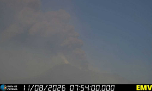 Etna in eruzione, oggi ancora disagi all'aeroporto di Catania: voli in arrivo sospesi fino alle 19 Etna in eruzione, oggi ancora disagi all'aeroporto di Catania: voli in arrivo sospesi fino alle 19