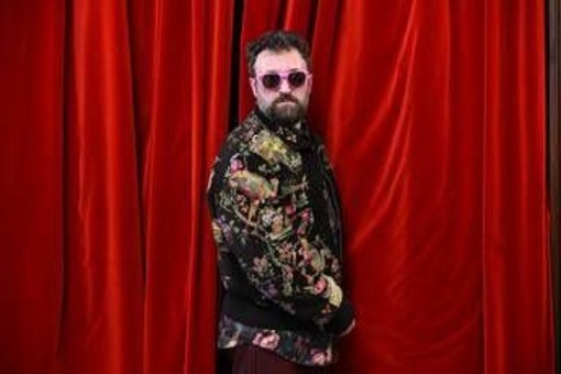 Sanremo 2026, Dargen D'Amico chi è: gli esordi nel freestyle e gli occhiali da sole come alter ego