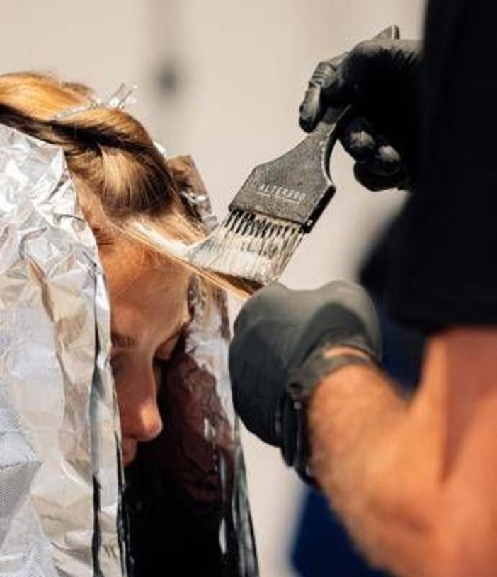 Lavoro, hair-stylist interprete di fiducia: per il 61% delle donne i capelli sono strumento di empowerment Lavoro, hair-stylist interprete di fiducia: per il 61% delle donne i capelli sono strumento di empowerment