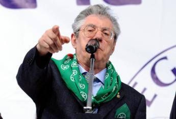 "Per fortuna Umberto Bossi è morto": è bufera sul consigliere Pd di Reggio Emilia "Per fortuna Umberto Bossi è morto": è bufera sul consigliere Pd di Reggio Emilia