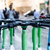 Monopattini e bike in sharing a Roma, multa Antitrust per 2,675 milioni di euro: "Hanno ostacolato corse gratis" Monopattini e bike in sharing a Roma, multa Antitrust per 2,675 milioni di euro: "Hanno ostacolato corse gratis"